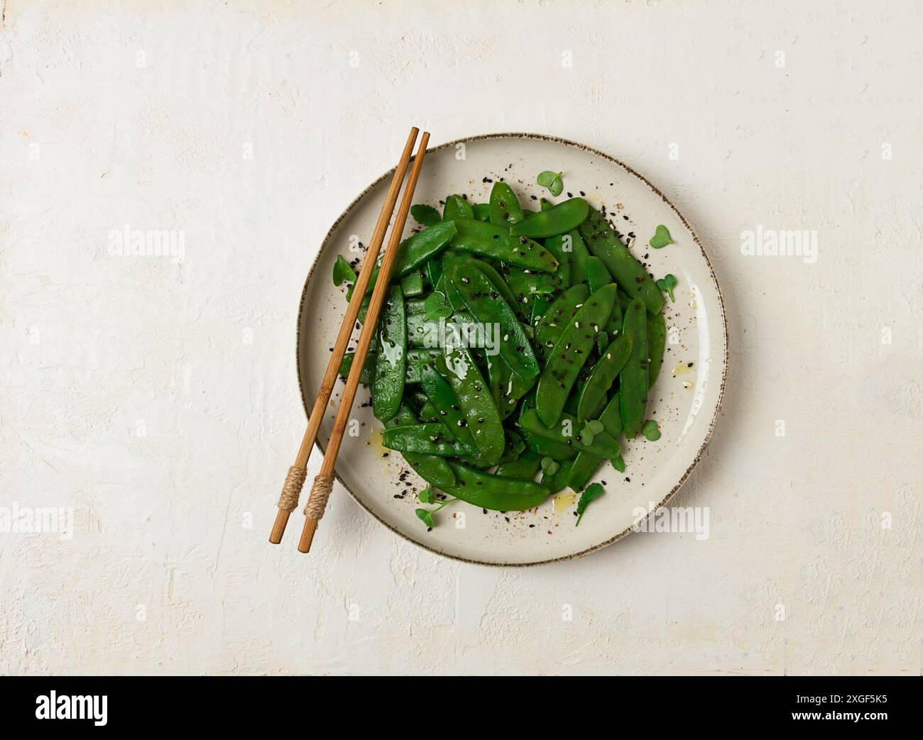 Insalata di piselli, in cialde, con semi di sesamo, cucina asiatica, fatti in casa Foto Stock