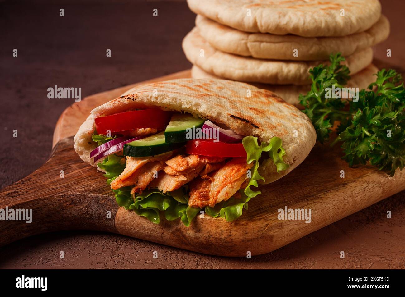 Shawarma in pita pane, pollo, con verdure, fatto in casa, niente gente Foto Stock