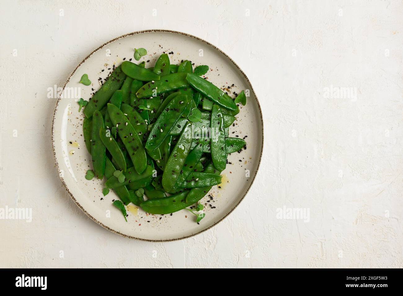 Insalata di piselli, in cialde, con semi di sesamo, cucina asiatica, fatti in casa Foto Stock