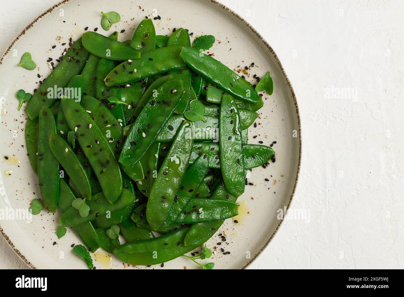 Insalata di piselli, in cialde, con semi di sesamo, cucina asiatica, fatti in casa Foto Stock
