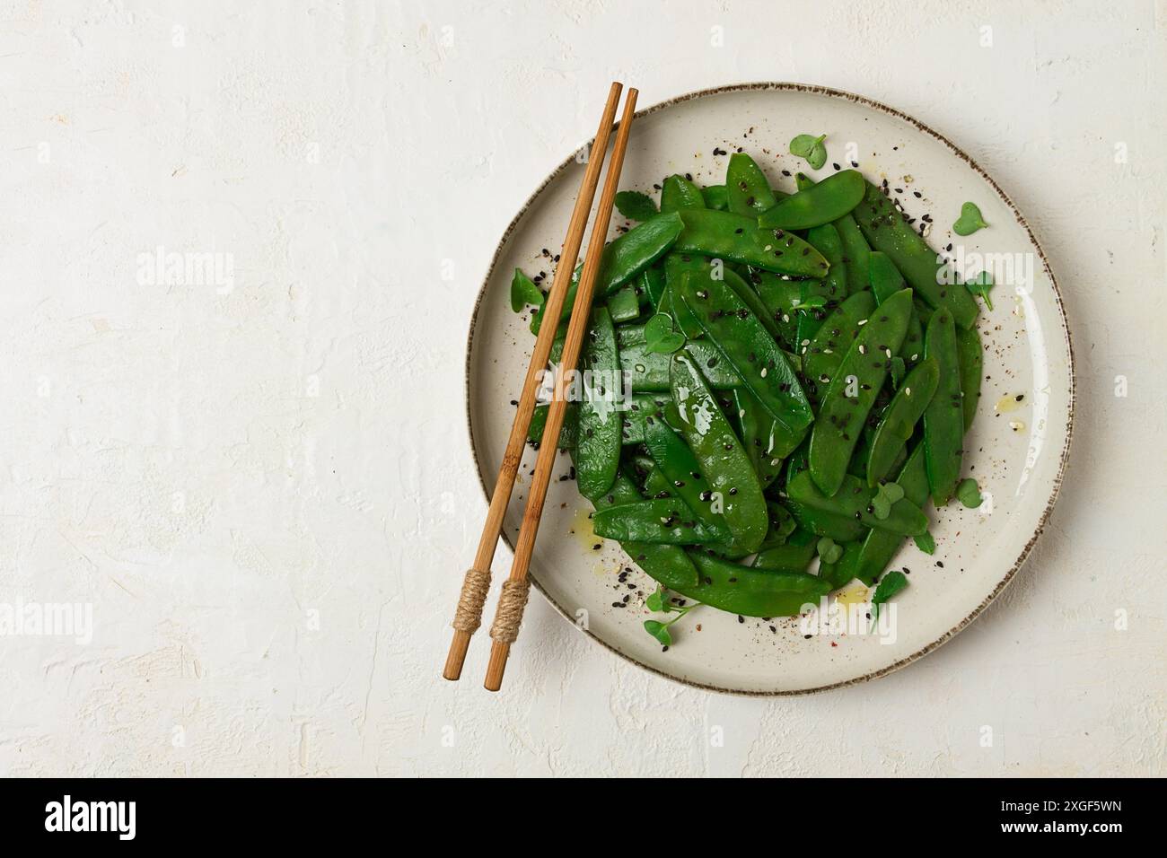 Insalata di piselli, in cialde, con semi di sesamo, cucina asiatica, fatti in casa Foto Stock