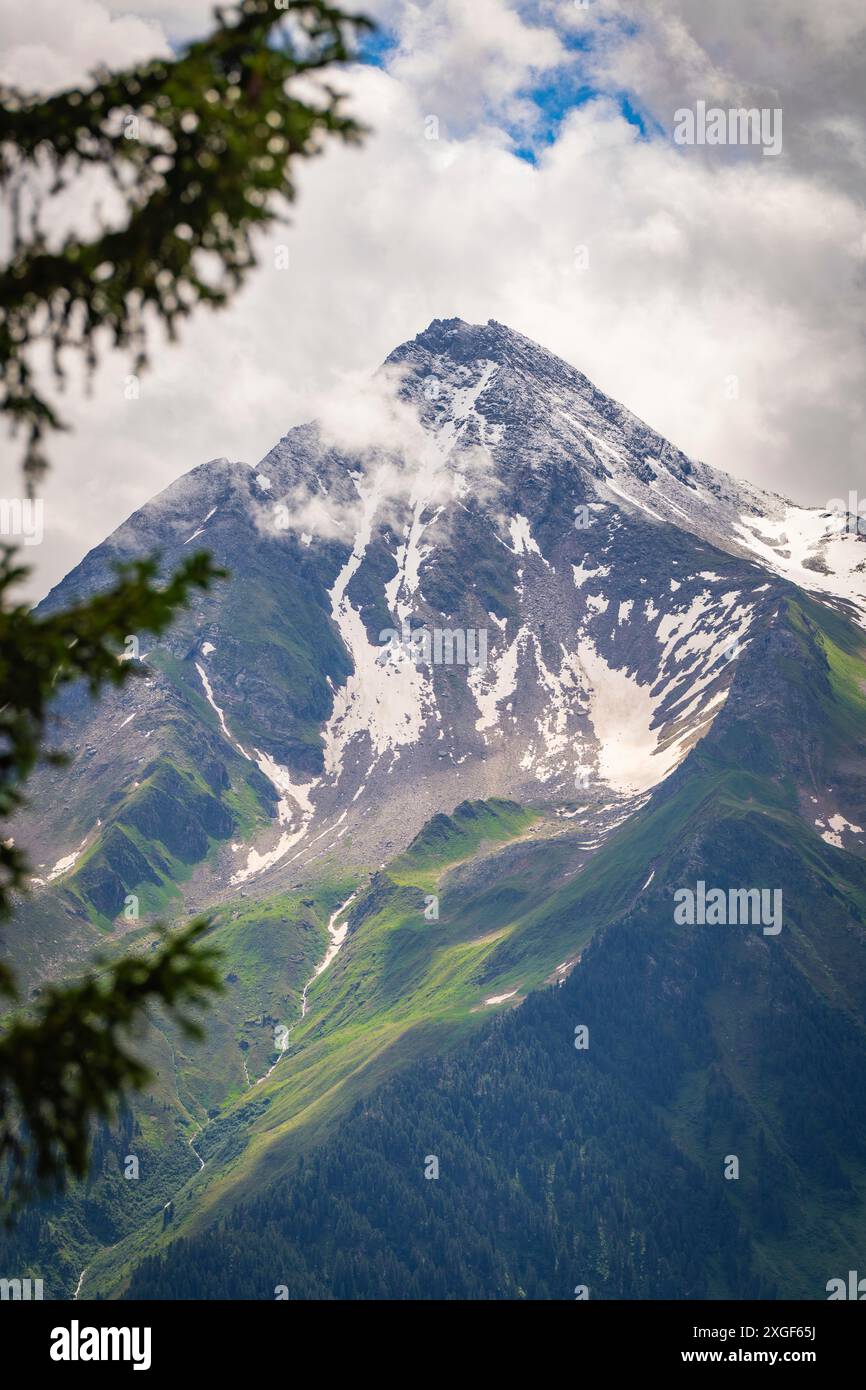 Maestosa montagna innevata sulle Alpi, circondata da nuvole, Penken, Zillertal. Austria Foto Stock