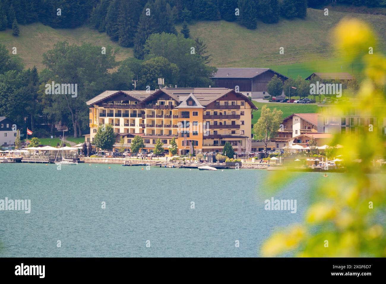 Hotel sulla riva di un lago circondato da verde natura e atmosfera estiva, Achernsee, Austria, Germania Foto Stock