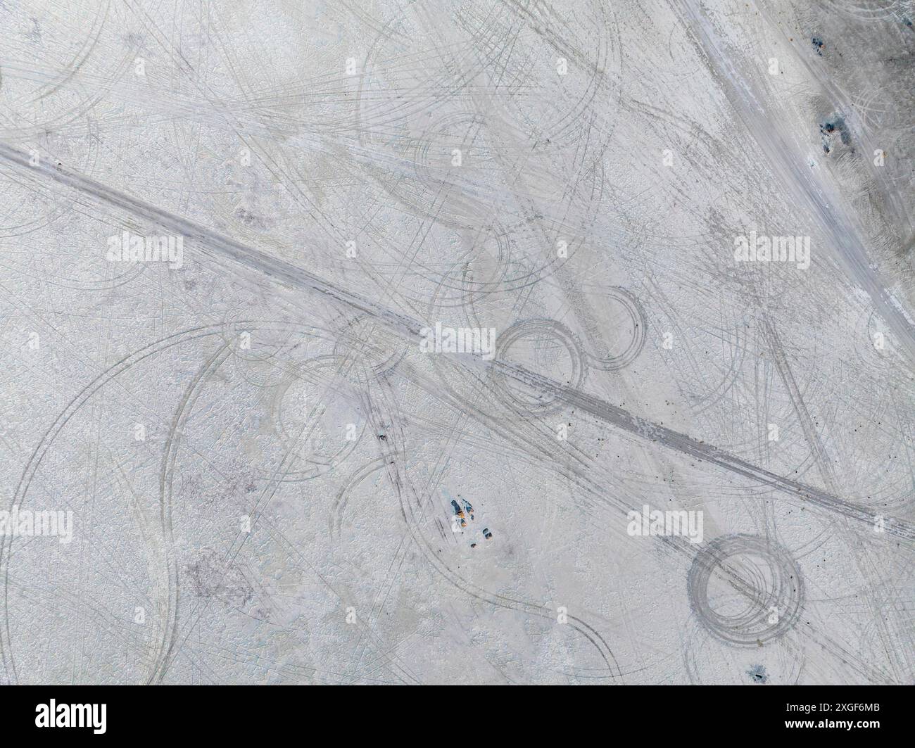 Tracce di pneumatici nella salina, dall'alto verso il basso, vista aerea, isola di Kubu, Botswana Foto Stock
