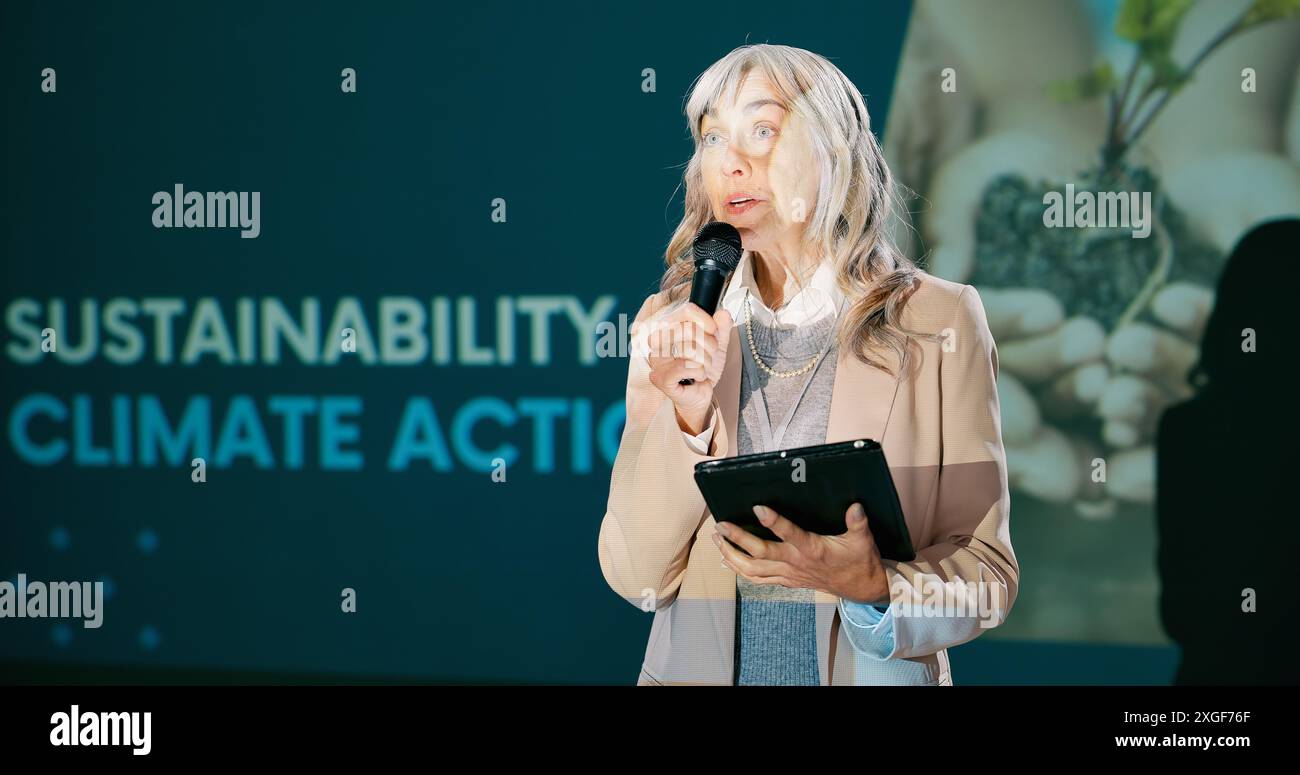 Presentazione, donna d'affari e tecnologia con microfono per il cambiamento climatico, la sostenibilità degli impianti e la resilienza. Altoparlante, presentatore o agro maturo Foto Stock