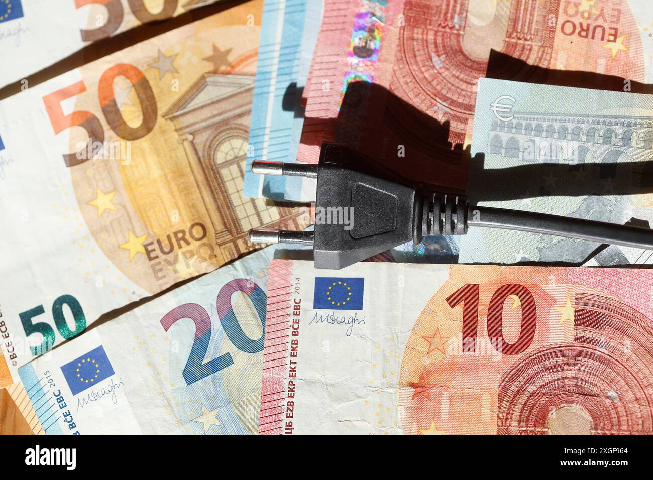 Banconote IN EURO, banconote, spine, costi energetici, costi dell’elettricità Foto Stock