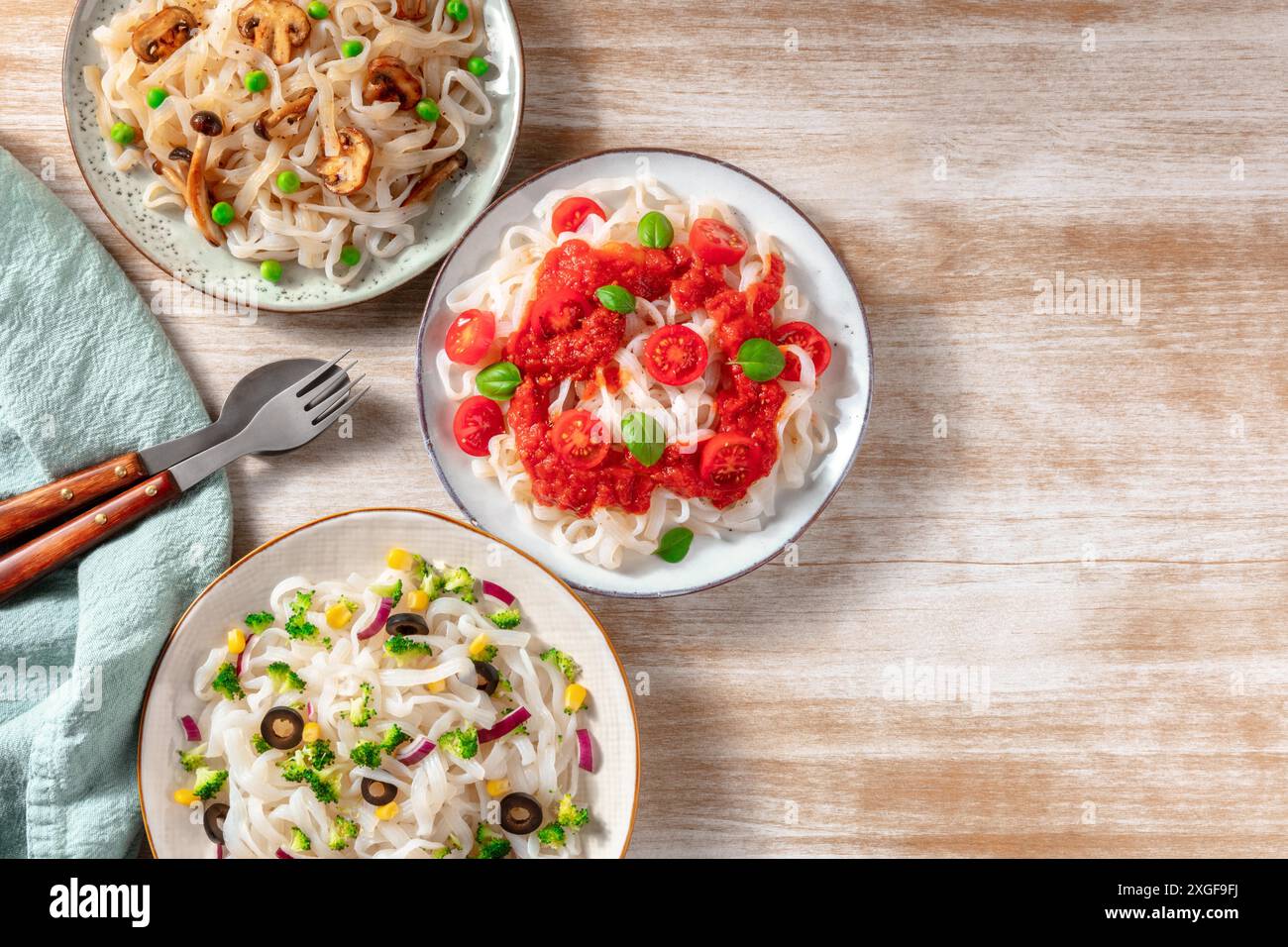 La pasta konjac con verdure varie, sparato ftom la parte superiore con un posto per il testo su uno sfondo di legno Foto Stock