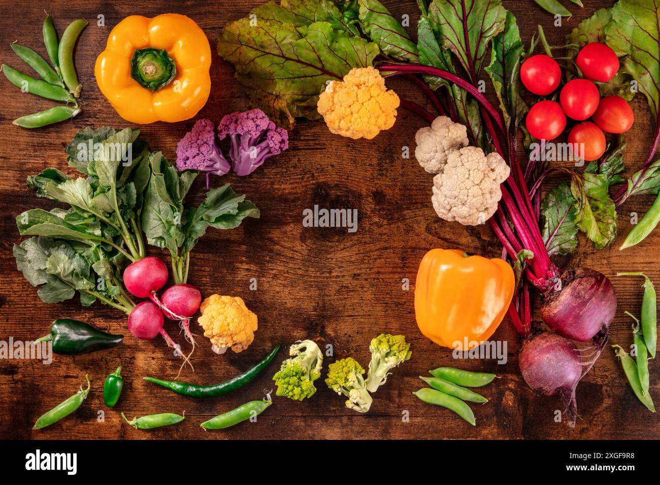 Sfondo di verdure fresche. Dieta vegana sana striscione, una lastra piatta. Una cornice con alimentari e spazio di copia Foto Stock