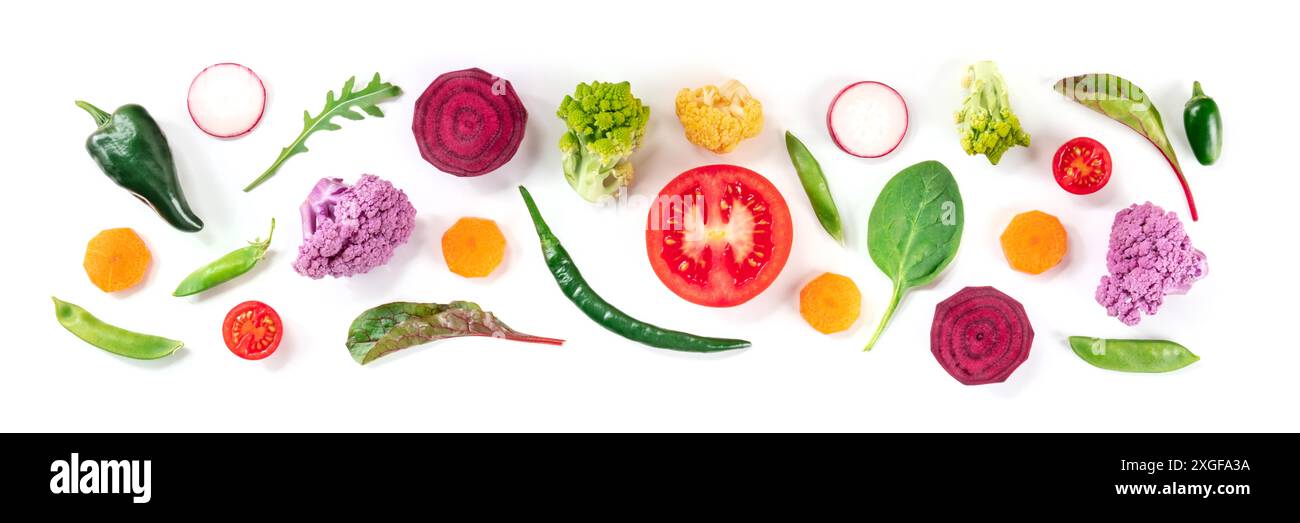 Panorama vegetale fresco con una varietà di ingredienti salutari per insalata vegana, top shot su sfondo bianco Foto Stock