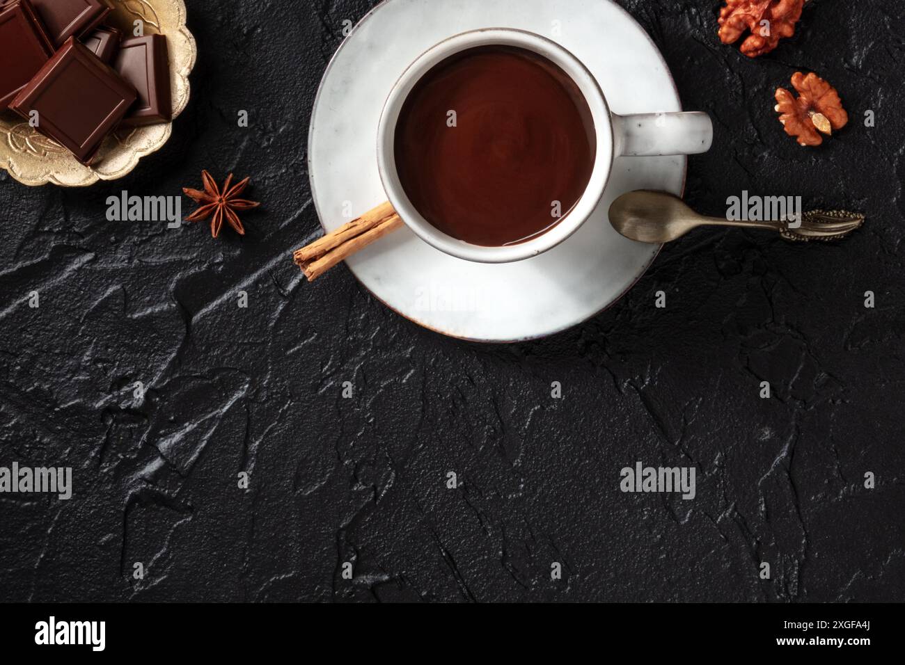 Cioccolata calda, ripresa dall'alto con un posto per il testo su sfondo nero Foto Stock