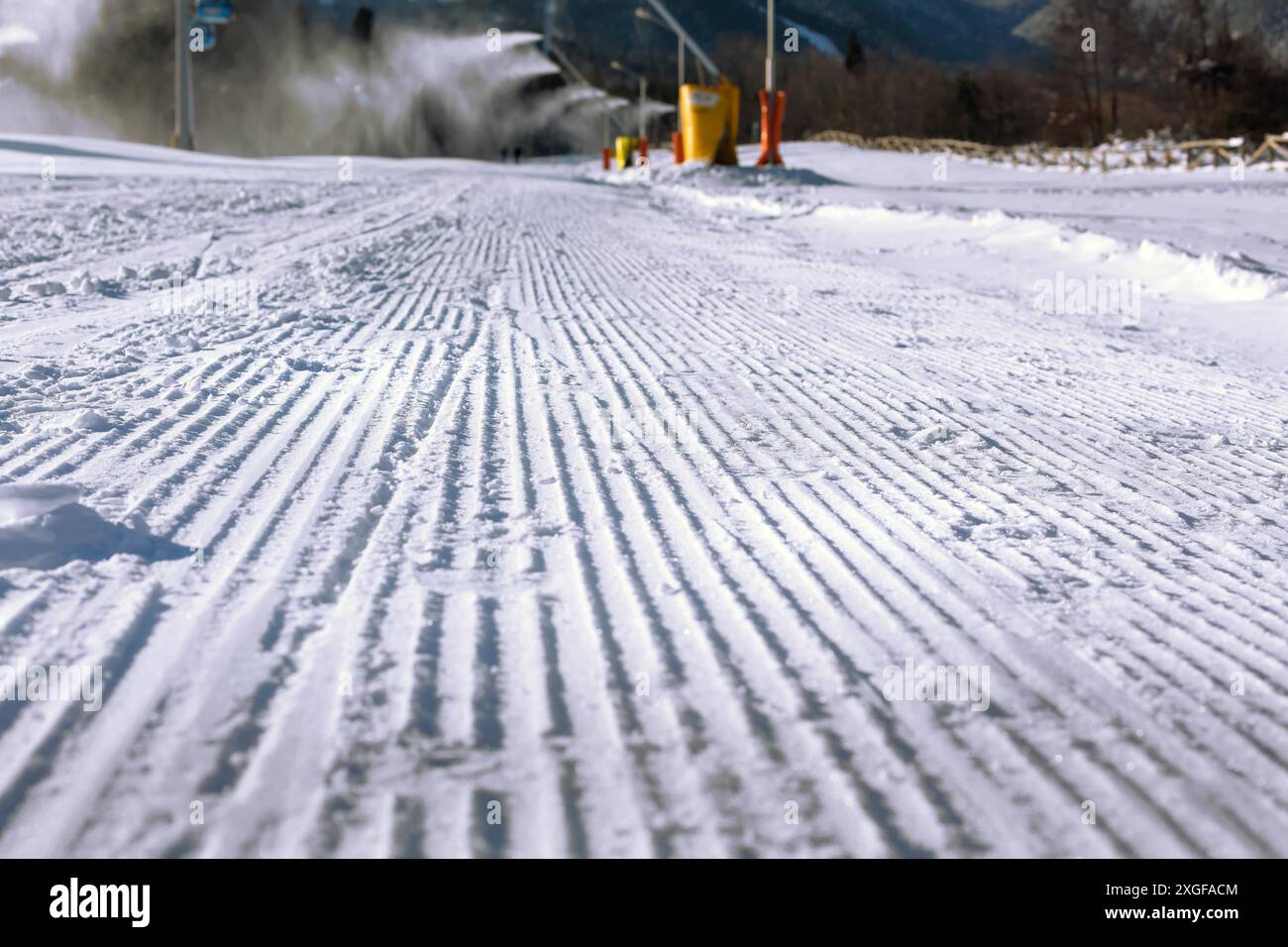 Primo piano della pista da sci appena curata, Bansko, Bulgaria Foto Stock