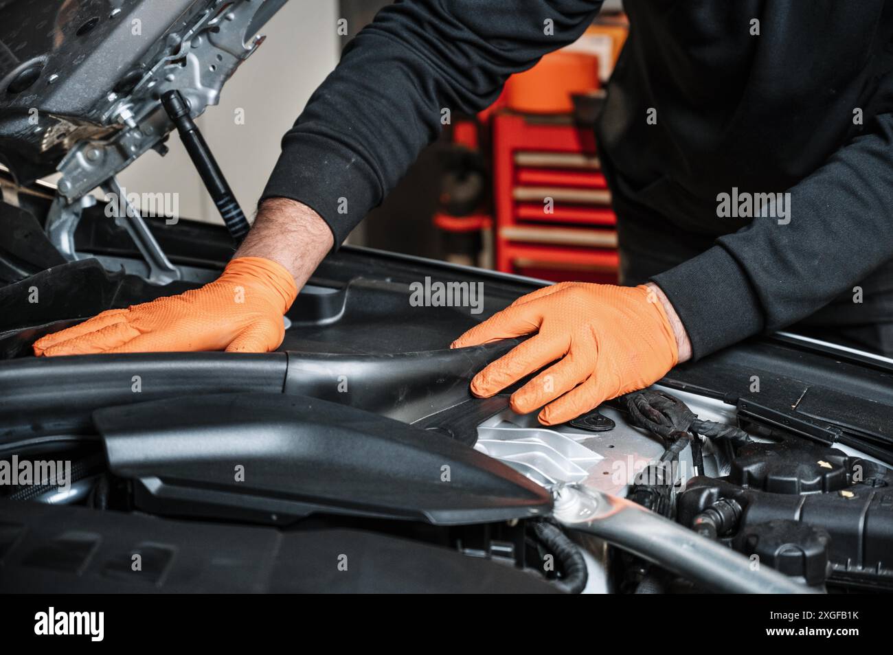 Meccanico automatico che lavora e ripara su motore di automobile in garage di meccanica. Servizio auto. Foto di alta qualità Foto Stock