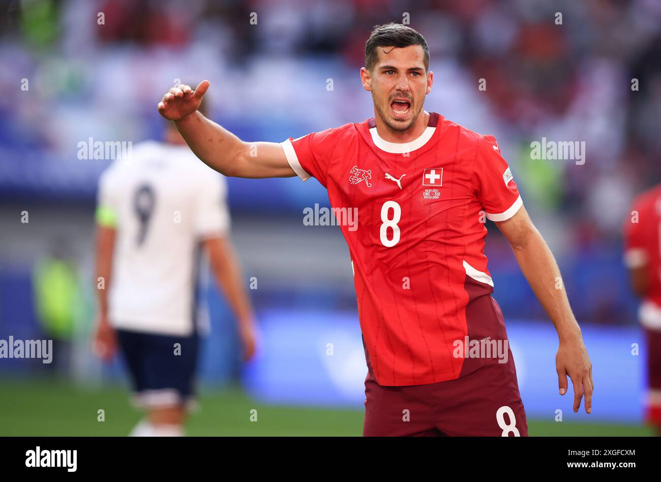 DUSSELDORF, GERMANIA - 06 LUGLIO: La Svizzera Remo Freuler reagisce durante i quarti di finale di UEFA EURO 2024 tra Inghilterra e Svizzera alla Düsseldorf Arena il 6 luglio 2024 a Dusseldorf, Germania. © diebilderwelt / Alamy Stock Foto Stock