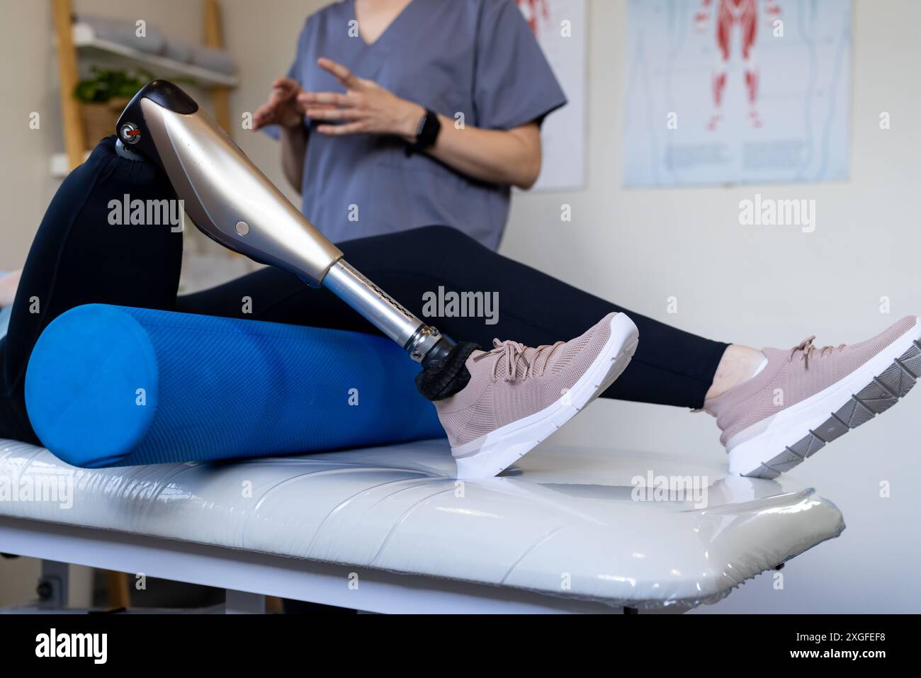Con protesi della gamba, persona che si allena con un rullo di schiuma durante la sessione di riabilitazione Foto Stock