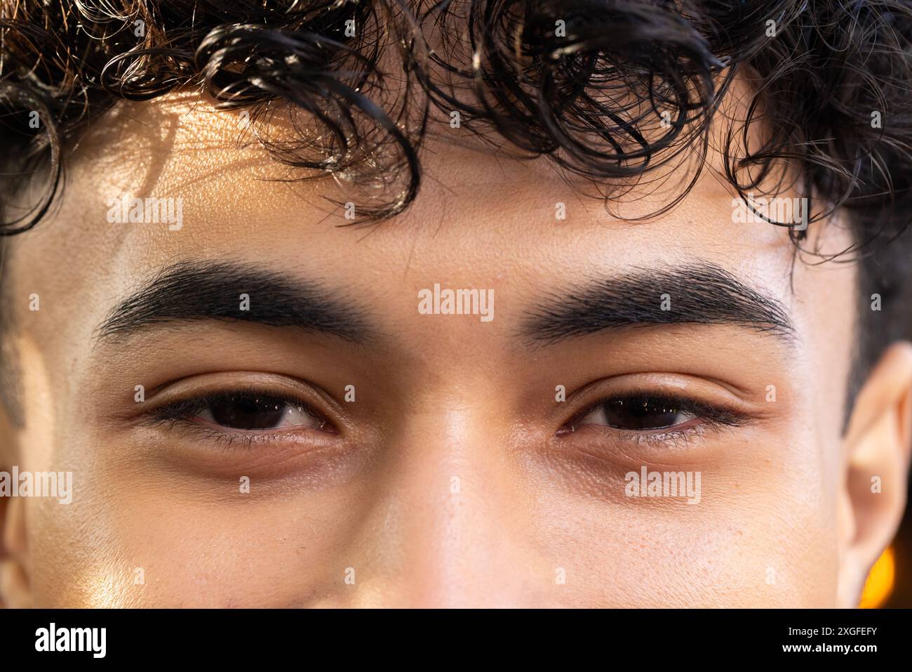 Primo piano degli occhi delle persone, concentrandosi sul loro sguardo intenso Foto Stock