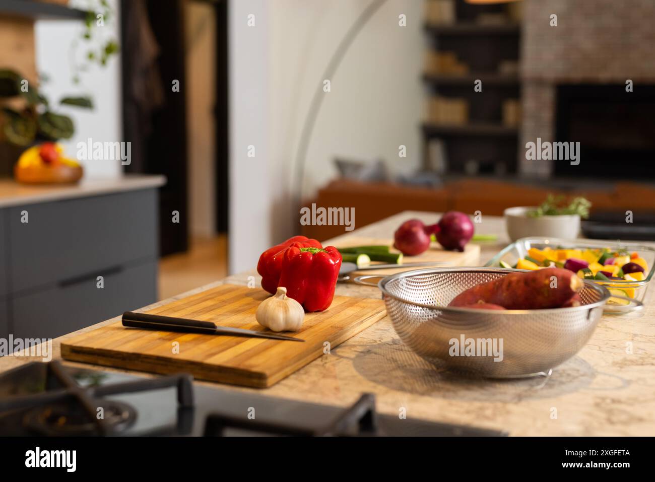 Preparazione di verdure, bancone da cucina con tagliere, coltello e prodotti freschi, copia spazio Foto Stock