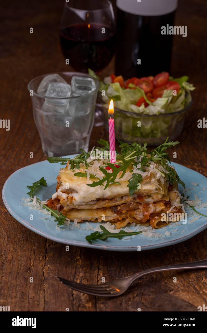 Lasagna italiana su un piatto blu Foto Stock