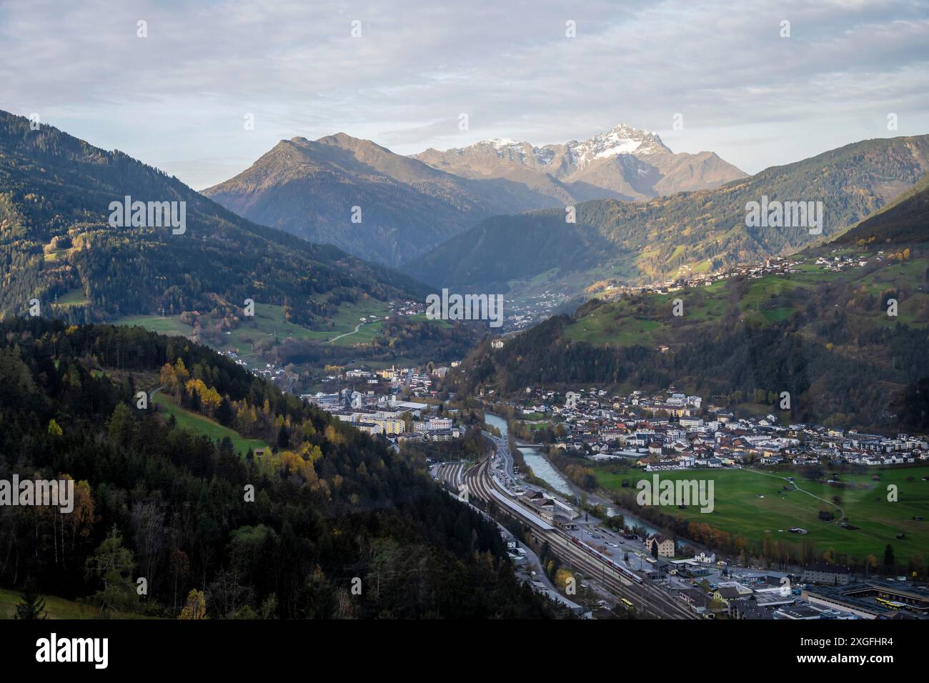 Vista di Landeck in Tirolo, dietro Hoher Riffler, Austria Foto Stock