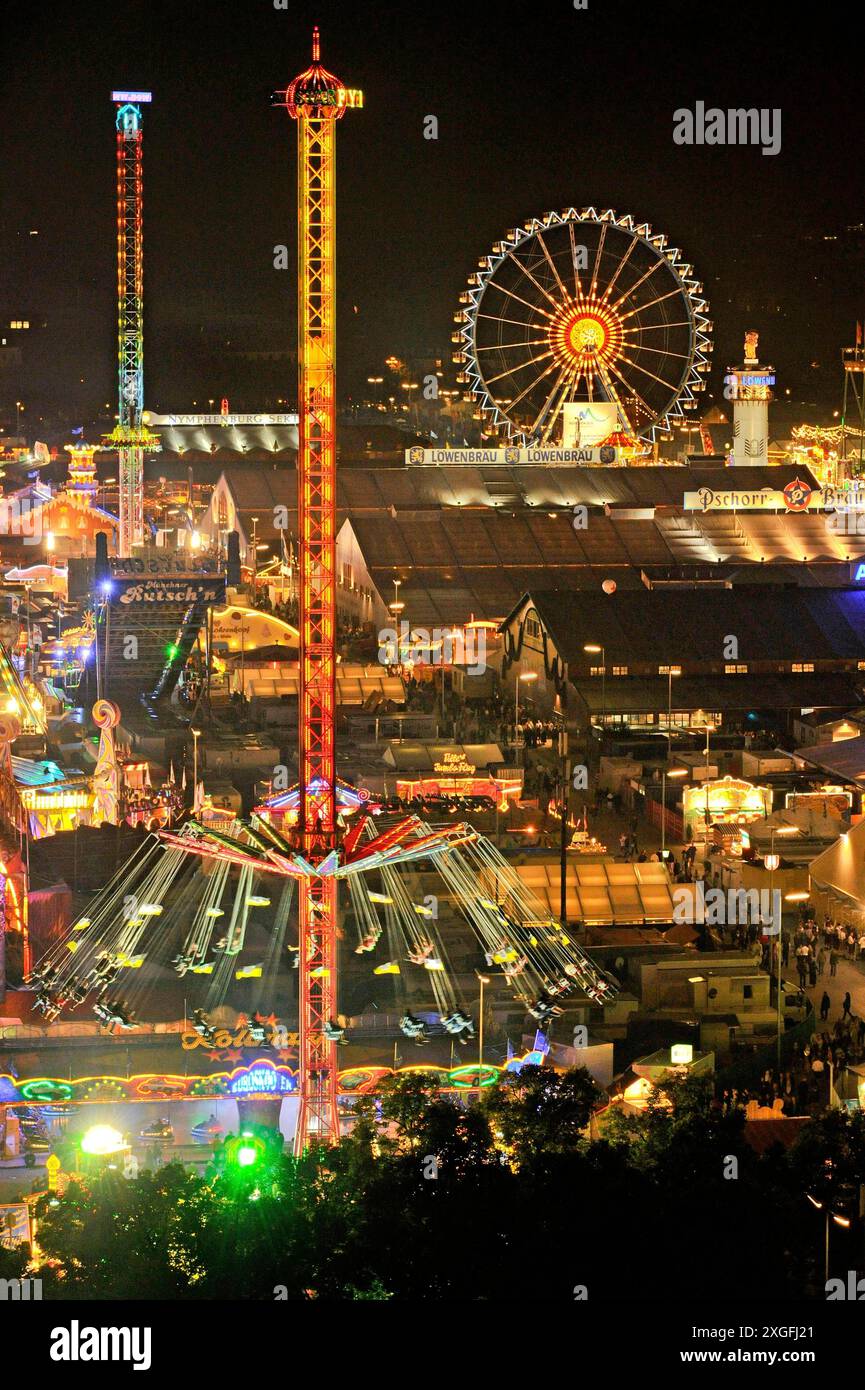 Ammira il Wies'n di notte con giostra illuminata, ruota panoramica, bancarelle, tende e giostre della birra, Oktoberfest, Wiesn, Monaco di Baviera, alta Baviera Foto Stock