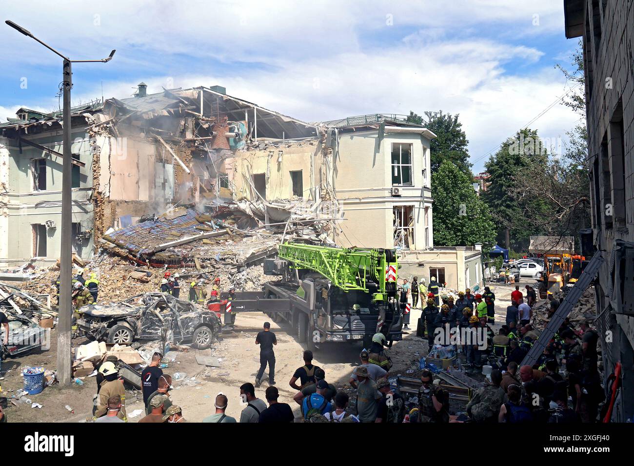 KIEV, UCRAINA - 8 LUGLIO 2024 - Uno sforzo di risposta è in corso dopo che un missile russo ha colpito il Ohmatdyt National Specialized Children's Hospital uccidendo due adulti, tra cui un medico, e ferendo almeno 10 persone durante l'attacco missilistico russo all'Ucraina lunedì mattina, 8 luglio, Kiev, capitale dell'Ucraina. Foto Stock