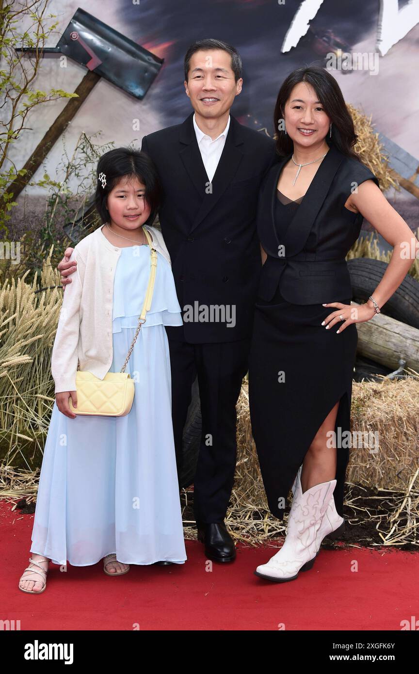 Lee Isaac Chung mit Ehefrau Valerie Chung und Tochter bei der Premiere des Kinofilms Twisters im Cineworld Leicester Square. Londra, 08.07.2024 *** Lee Isaac Chung con la moglie Valerie Chung e la figlia alla prima del film Twisters al Cineworld Leicester Square Londra, 08 07 2024 foto:XS.xVasx/xFuturexImagex twisters 4723 Foto Stock