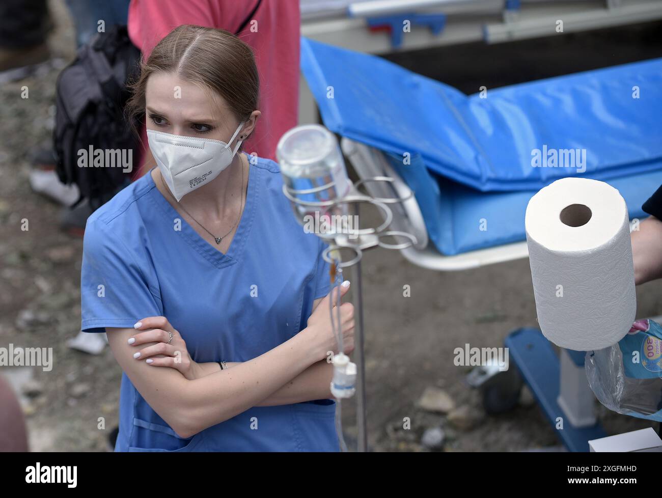 KIEV, UCRAINA - 8 LUGLIO 2024 - Un fornitore di assistenza sanitaria in un respiratore è raffigurato durante uno sforzo di risposta presso l'ospedale pediatrico specializzato nazionale Ohmatdyt attaccato dal missile crocieristico strategico KH-101 russo, Kiev, capitale dell'Ucraina. Due adulti, tra cui un medico, sono stati uccisi e almeno 10 persone sono rimaste ferite all'ospedale Ohmatdyt. Foto Stock