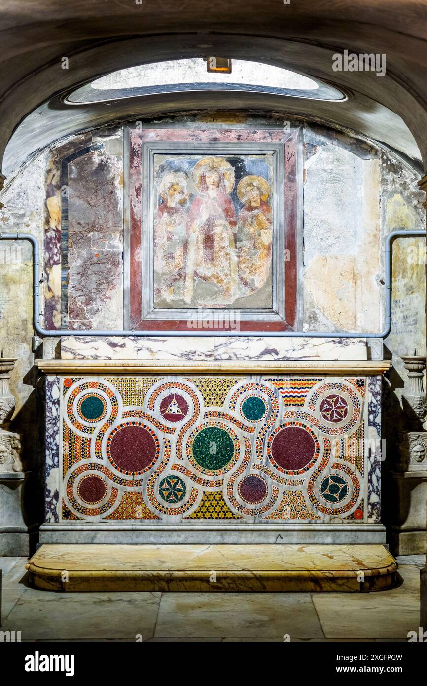 Altare cosmatesco nella cripta di Santa Prassede, dove si trova un affresco, un remake settecentesco di quello esistente nell'antica camera reliquiaria che fu distrutta - Basilica di Santa Prassede - Roma, Italia Foto Stock