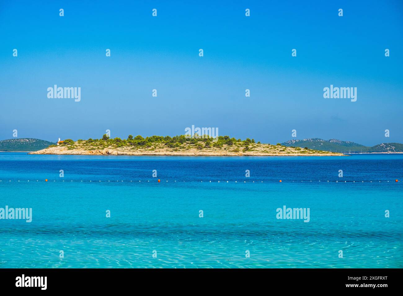 Bellissimo mare blu sul mare Adriatico, arcipelago Murter, Dalmazia, Croazia Foto Stock