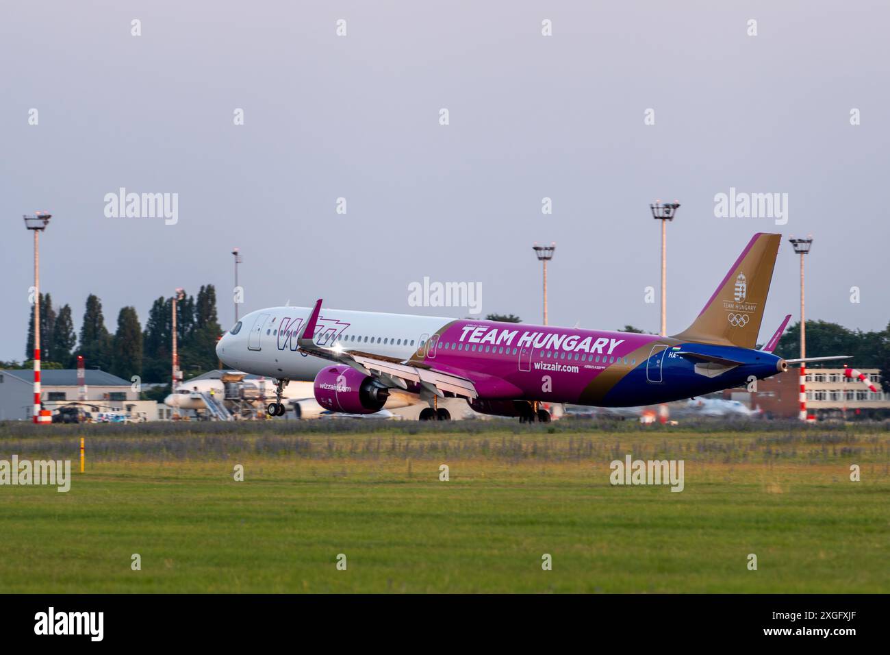 L'Airbus A321 Neo dipinto con livrea del Team Hungary di Wizz Air atterra all'aeroporto di Budapest Foto Stock