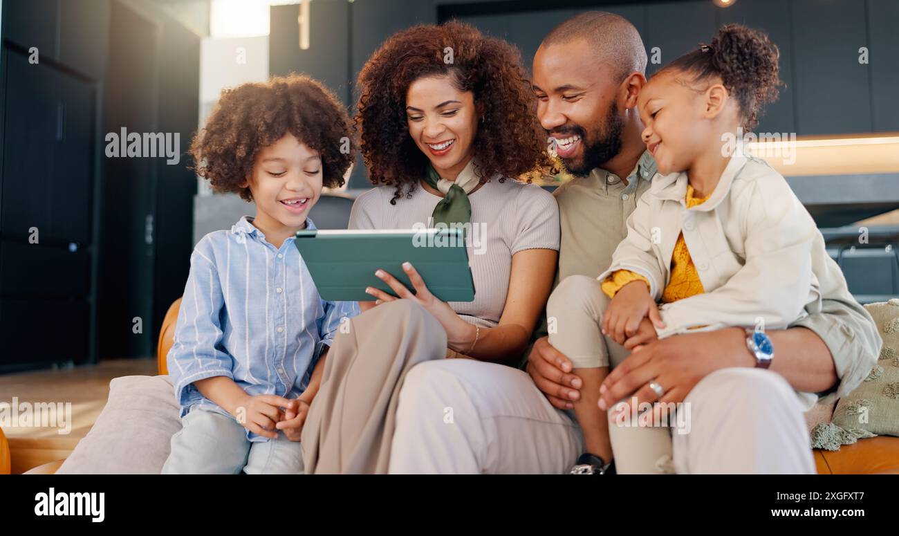 App, streaming e tablet con tutta la famiglia nel salotto di casa per il collegamento, l'intrattenimento o l'amore. Film, sorrisi o social media con madre, padre e. Foto Stock