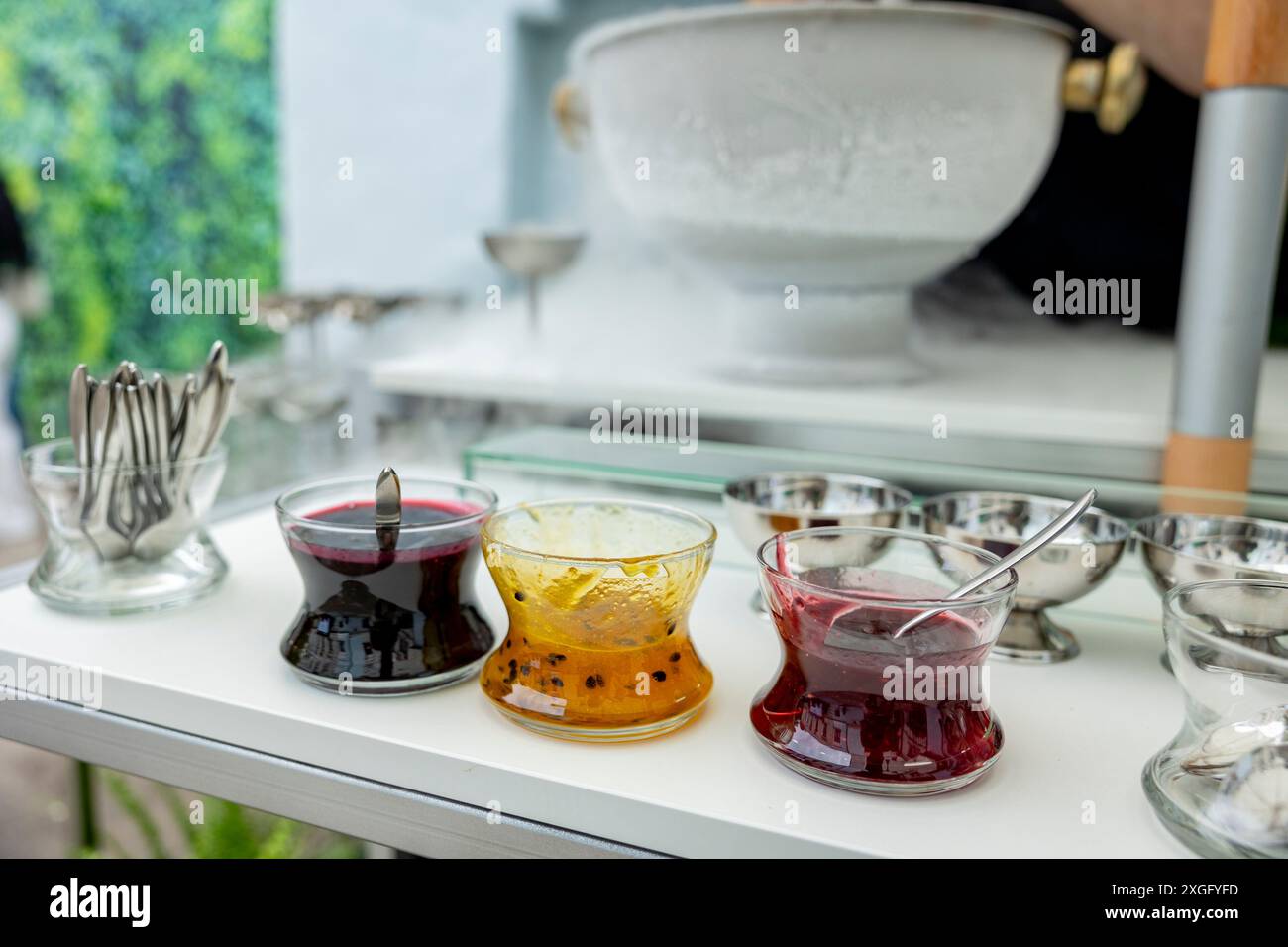 Colazione gustosa. marmellata sul tavolo da tè. catering Foto Stock