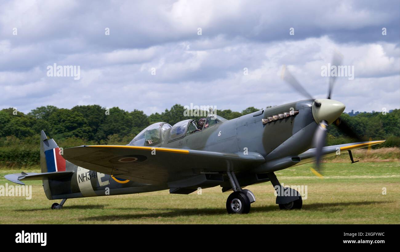 Taxing Spitfire a due posti al Headcorn Airshow Foto Stock