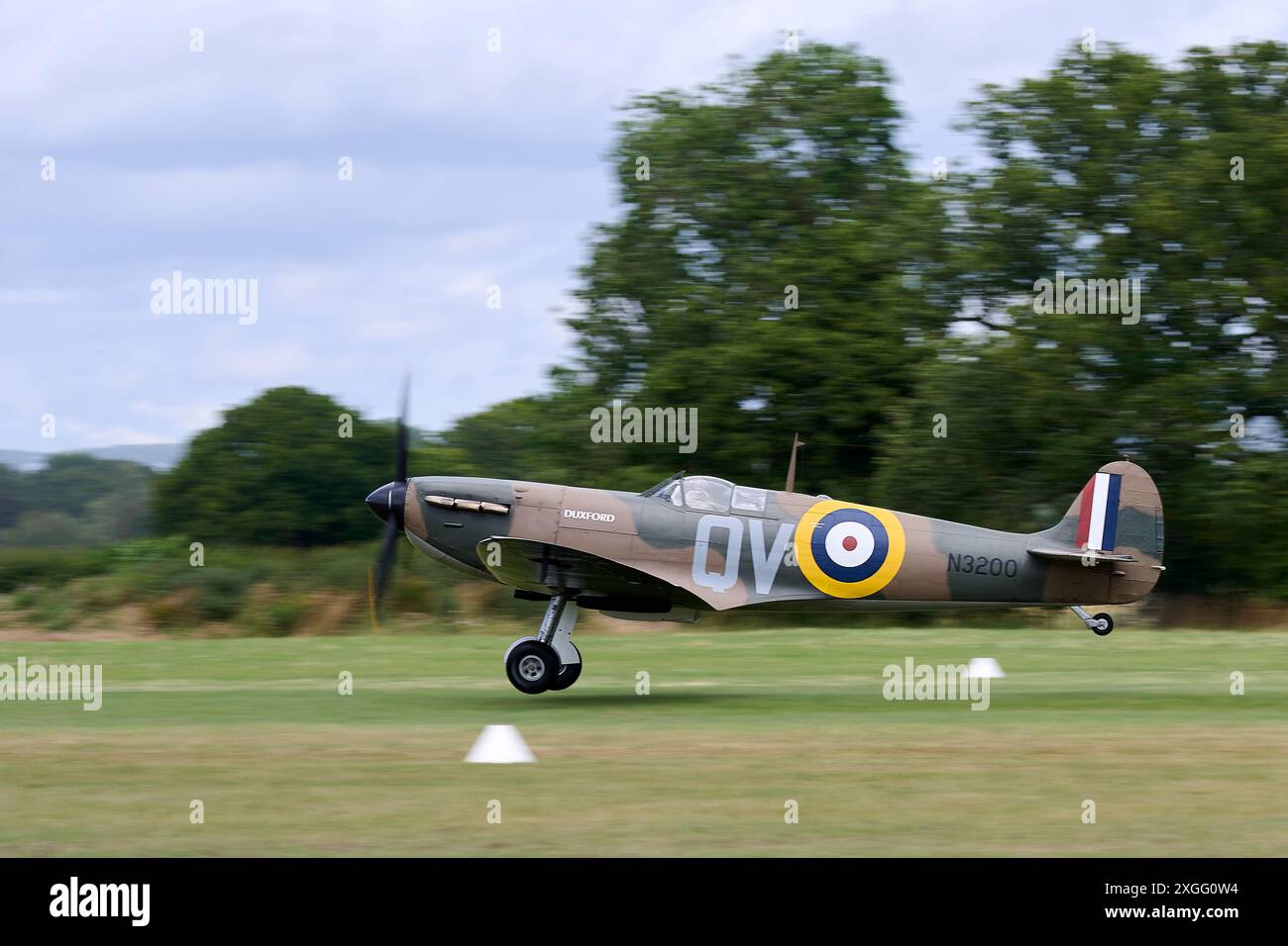 Supermarine Spitfire decolla al Headcorn Airfield Foto Stock