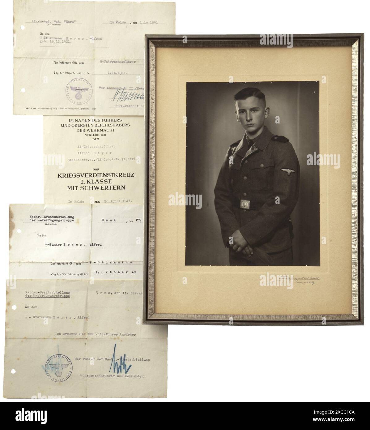 Una tenuta di Alfred Beyer - vi SS-GebirgsDivision 'Nord', raccolta completa di certificati e foto di un membro della divisione che combatté in Finlandia/Carelia. Lettera sulla promozione a Sturmmann, emessa il 27 settembre 1940 al Nachrichten-Ersatz-Abteilung delle SS Verfügungstruppe. Nomina a Unterführer-Anwärter (candidato), come in precedenza, 14 dicembre 1940. Promozione a Unterscharführer, rilasciata il ottobre 1941 al punto "II./SS-Art.Rgt.Nord". Certificato per la Croce al merito di guerra di seconda classe con spade, rilasciato il 2° secolo, Foto Stock