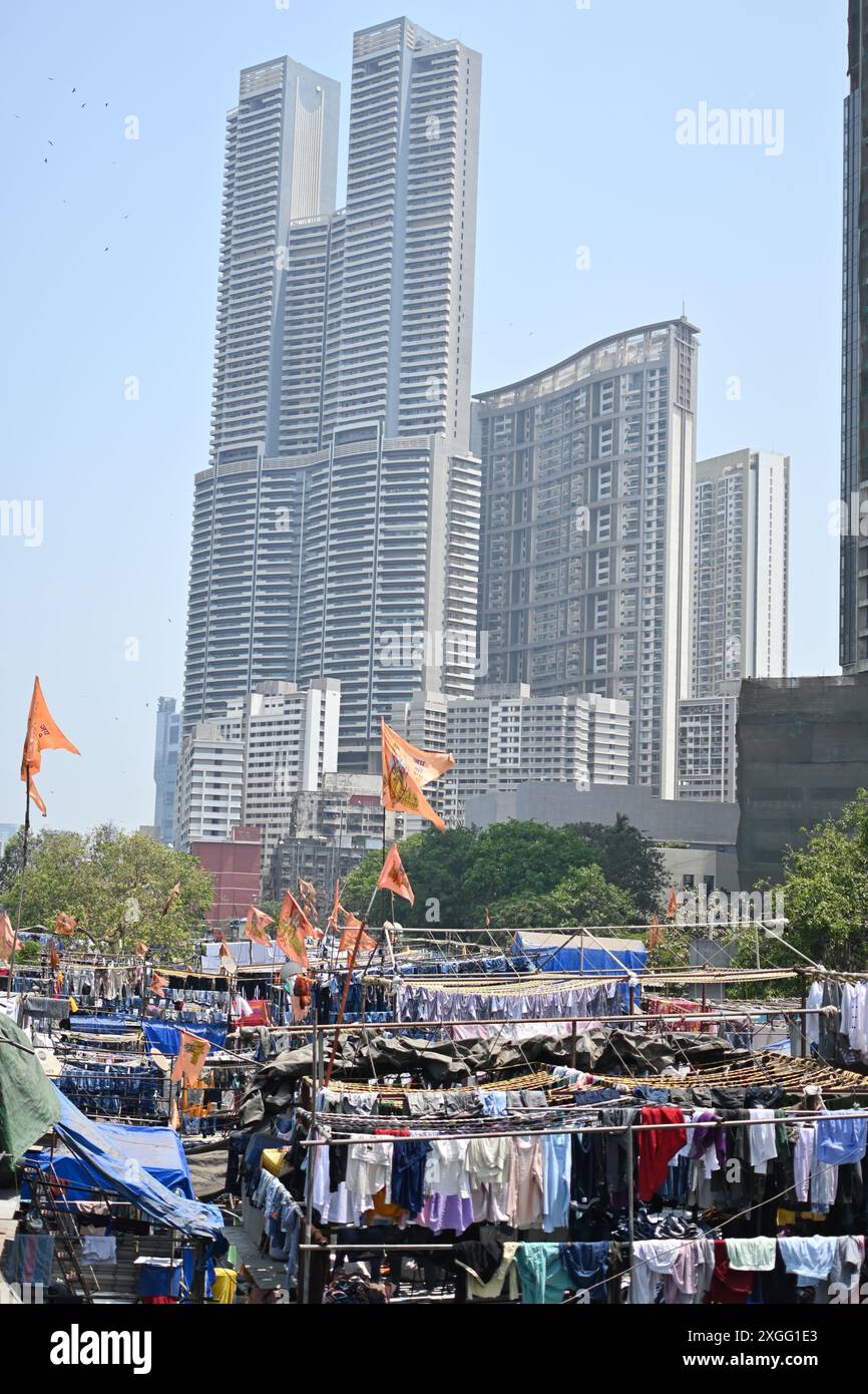 Mumbai, India - 15 aprile 2024: Dhobi Ghat, è una lavanderia all'aperto vicino alla stazione ferroviaria di Mahalaxmi a Mumbai, Maharashtra, India Foto Stock