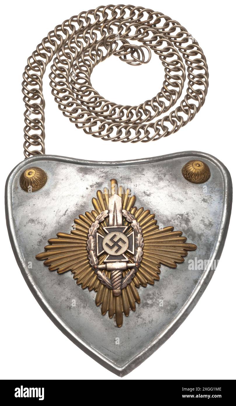 Un modello di gorget 1938 per portatori standard della NS War Victims Care (NSKOV) a forma di cuore, RILASCIATO IN PROPRIETÀ | SOLO PER USO EDITORIALE Foto Stock