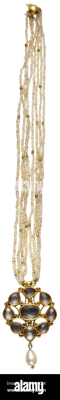 Una collana di perle indiane con ciondolo in cristallo di roccia in oro, ciondolo a forma di fiore del XIX/XX secolo, SVINCOLATO DALLA PROPRIETÀ Foto Stock