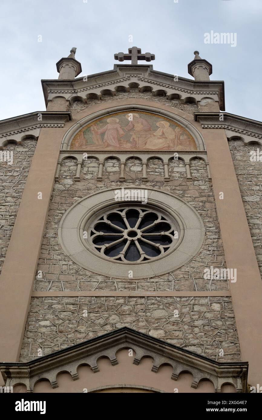 CASTELLETTO DI BRENZONE, ITALIA - 14 GIUGNO 2024: Veduta esterna della Chiesa di San Carlo Borromeo Foto Stock