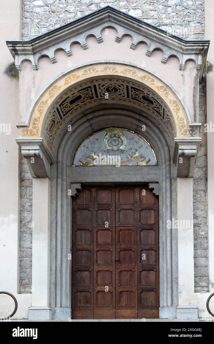 CASTELLETTO DI BRENZONE, ITALIA - 14 GIUGNO 2024: Porta d'ingresso alla Chiesa di San Carlo Borromeo Foto Stock