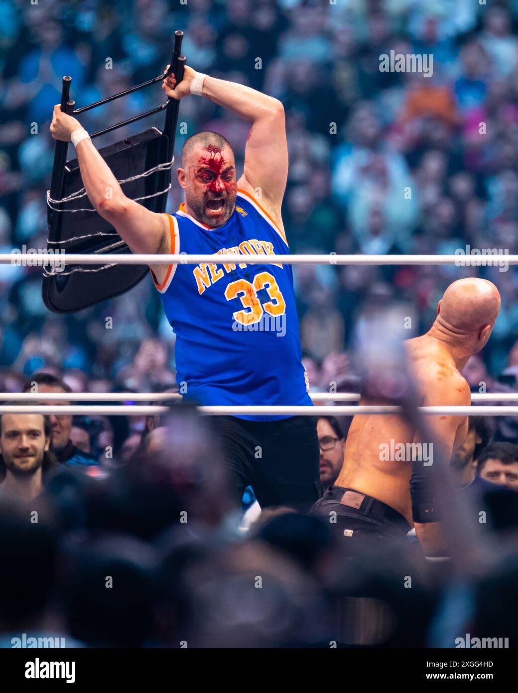Un insanguinato Eddie Kingston alza una sedia in acciaio avvolto in filo spinato all'AEW All in, Wembley Stadium, Londra, domenica 27 agosto 2023 Foto Stock