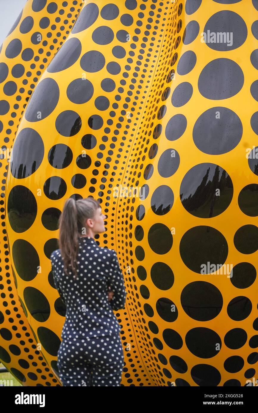 Londra, Regno Unito. 9 luglio 2024 . Pumpkin, 2024, di Yayoi Kusama,. L'installazione è stata realizzata per gentile concessione di Ota fine Arts, Victoria Miro e David Zwirner ed è stata organizzata dalla Serpentine Gallery ed esposta ai Kensington Gardens dal 9 luglio al 3 novembre 2024 Credit: Amer Ghazzal/Alamy Live News Foto Stock