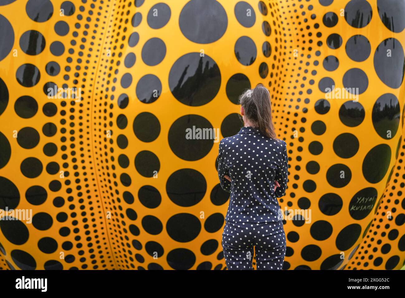 Londra, Regno Unito. 9 luglio 2024 . Pumpkin, 2024, di Yayoi Kusama,. L'installazione è stata realizzata per gentile concessione di Ota fine Arts, Victoria Miro e David Zwirner ed è stata organizzata dalla Serpentine Gallery ed esposta ai Kensington Gardens dal 9 luglio al 3 novembre 2024 Credit: Amer Ghazzal/Alamy Live News Foto Stock