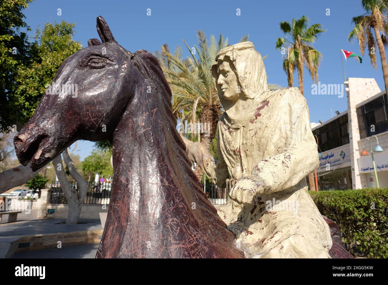Si ritiene che il monumento di Aqaba Giordania mostri Sherif Nasir a cavallo che guidava l'esercito arabo che catturò Aqaba dall'esercito ottomano turco nel 1917 Foto Stock