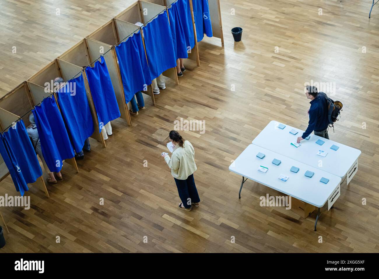 Seggi elettorali al Palais de la Bourse per il secondo turno delle elezioni parlamentari francesi. Foto Stock