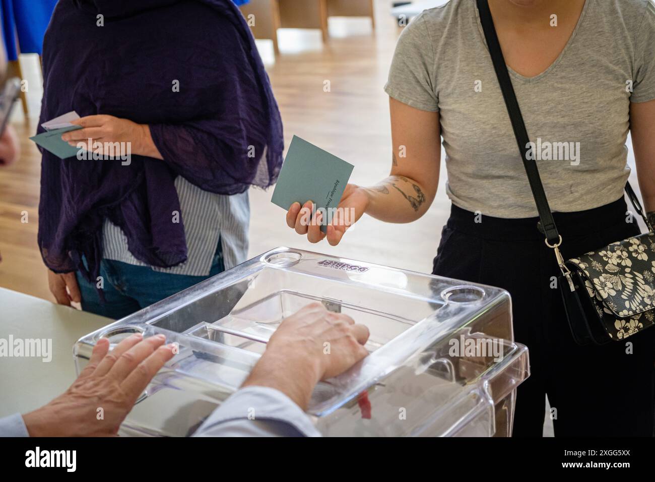 Seggi elettorali al Palais de la Bourse per il secondo turno delle elezioni parlamentari francesi. Foto Stock