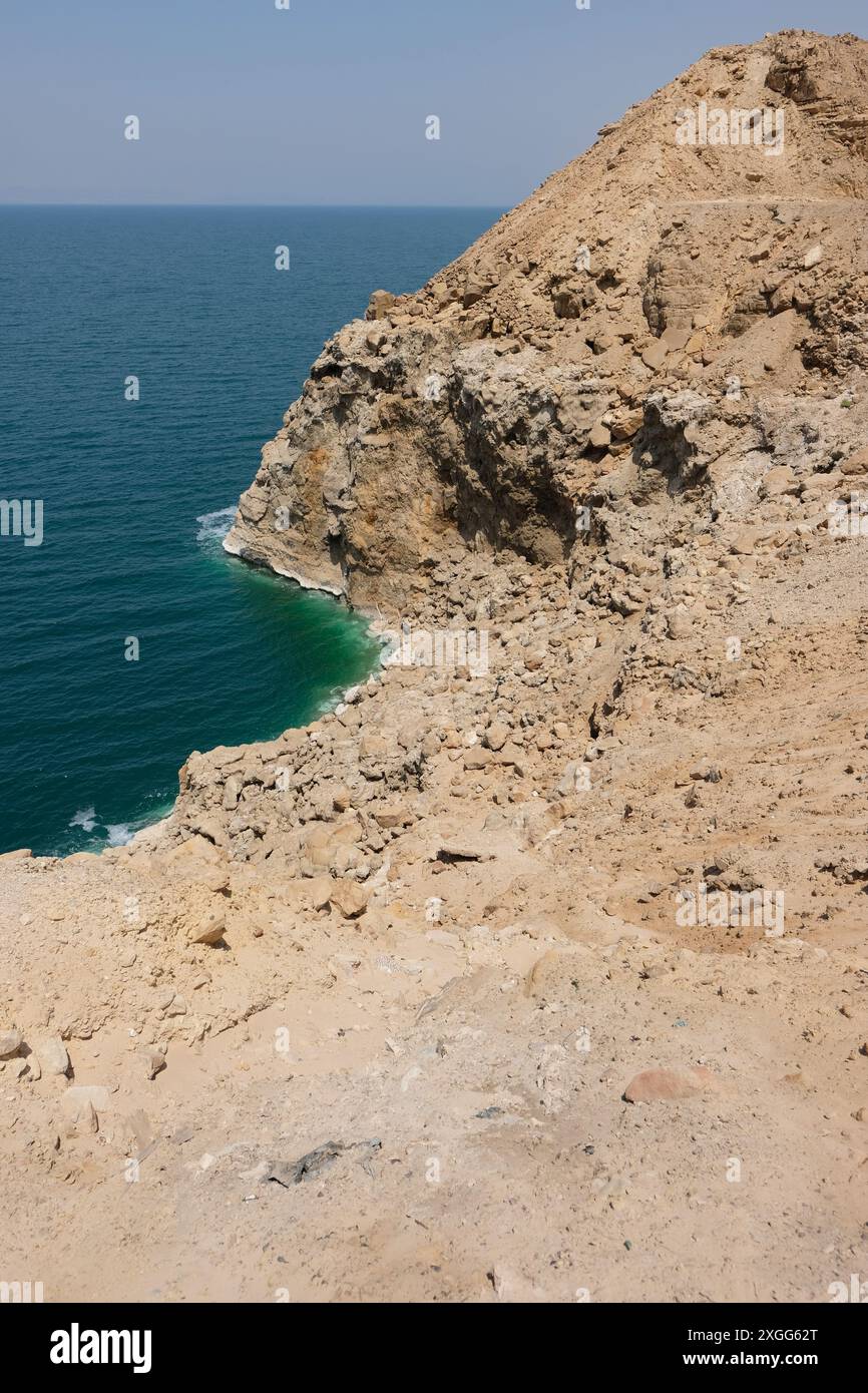 Mar morto: Le scogliere rocciose della Giordania con depositi di sale sulla costa orientale del Mar morto Foto Stock