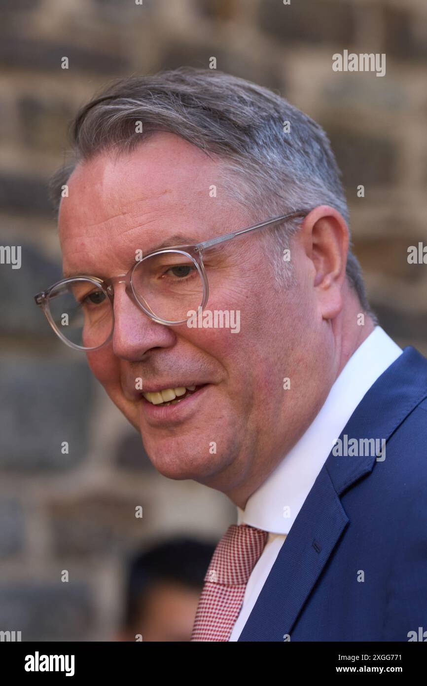 Dernau, Germania. 9 luglio 2024. Il ministro del lavoro e degli affari sociali della Renania-Palatinato, Alexander Schweitzer, si sta recando alla riunione del Consiglio dei ministri degli Esteri del governo dello Stato della Renania-Palatinato a Dernau. Crediti: Thomas Frey/dpa/Alamy Live News Foto Stock