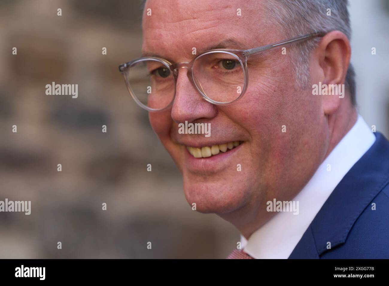 Dernau, Germania. 9 luglio 2024. Il ministro del lavoro e degli affari sociali della Renania-Palatinato, Alexander Schweitzer, si sta recando alla riunione del Consiglio dei ministri degli Esteri del governo dello Stato della Renania-Palatinato a Dernau. Crediti: Thomas Frey/dpa/Alamy Live News Foto Stock