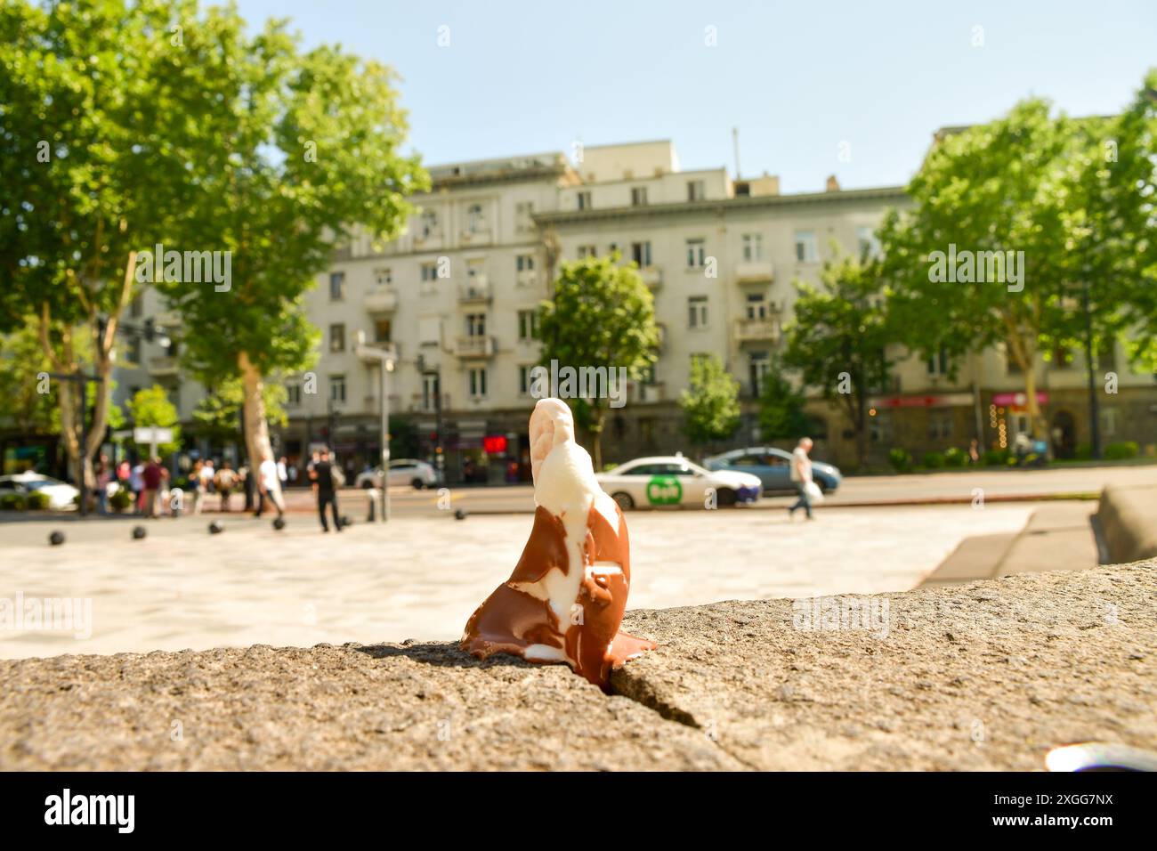 i primi piani del gelato al rallentatore si sciolgono nelle calde giornate estive alla luce diretta del sole. Concept vacanze estive con onde di calore temperature estreme e calore globale Foto Stock