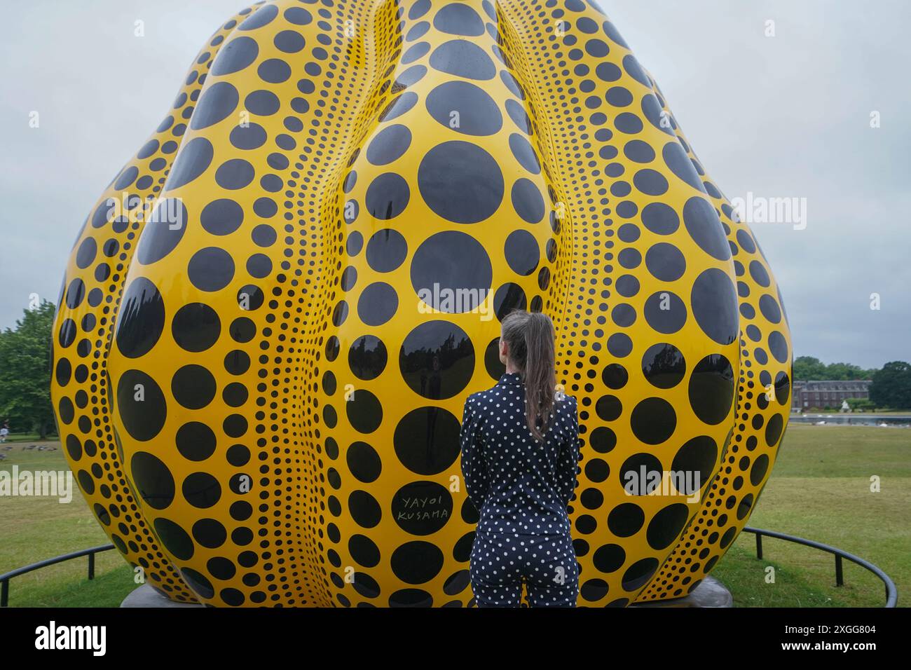Londra, Regno Unito. 9 luglio 2024 . Pumpkin, 2024, di Yayoi Kusama,. L'installazione è stata realizzata per gentile concessione di Ota fine Arts, Victoria Miro e David Zwirner ed è stata organizzata dalla Serpentine Gallery ed esposta ai Kensington Gardens dal 9 luglio al 3 novembre 2024 Credit: Amer Ghazzal/Alamy Live News Foto Stock